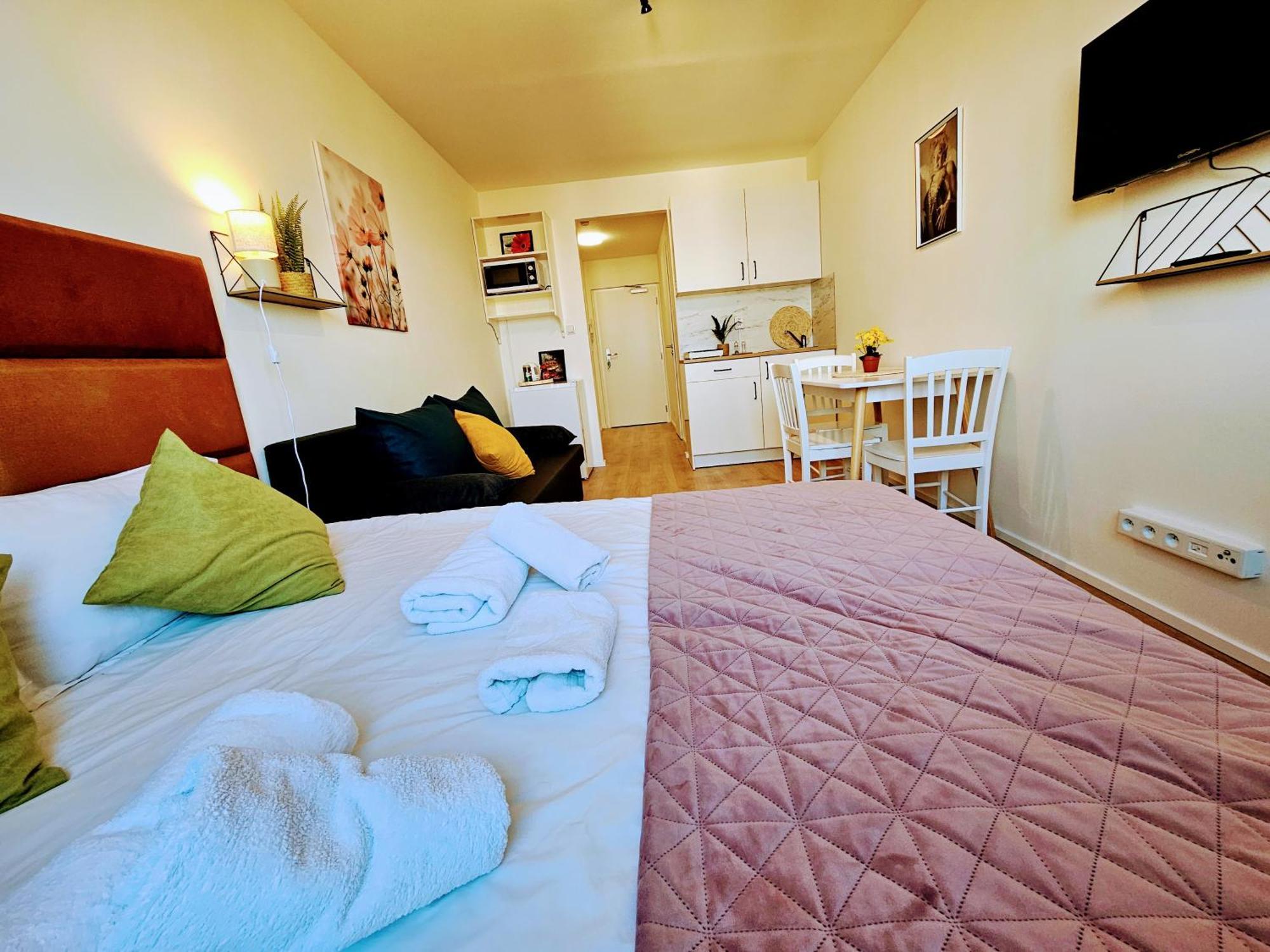 Live-inn Hotel-style 5 Apartments, 20 Mins To Centre, Gym, Reception, Free Parking, Lift, Roof Terrace & Game Appartement Prague