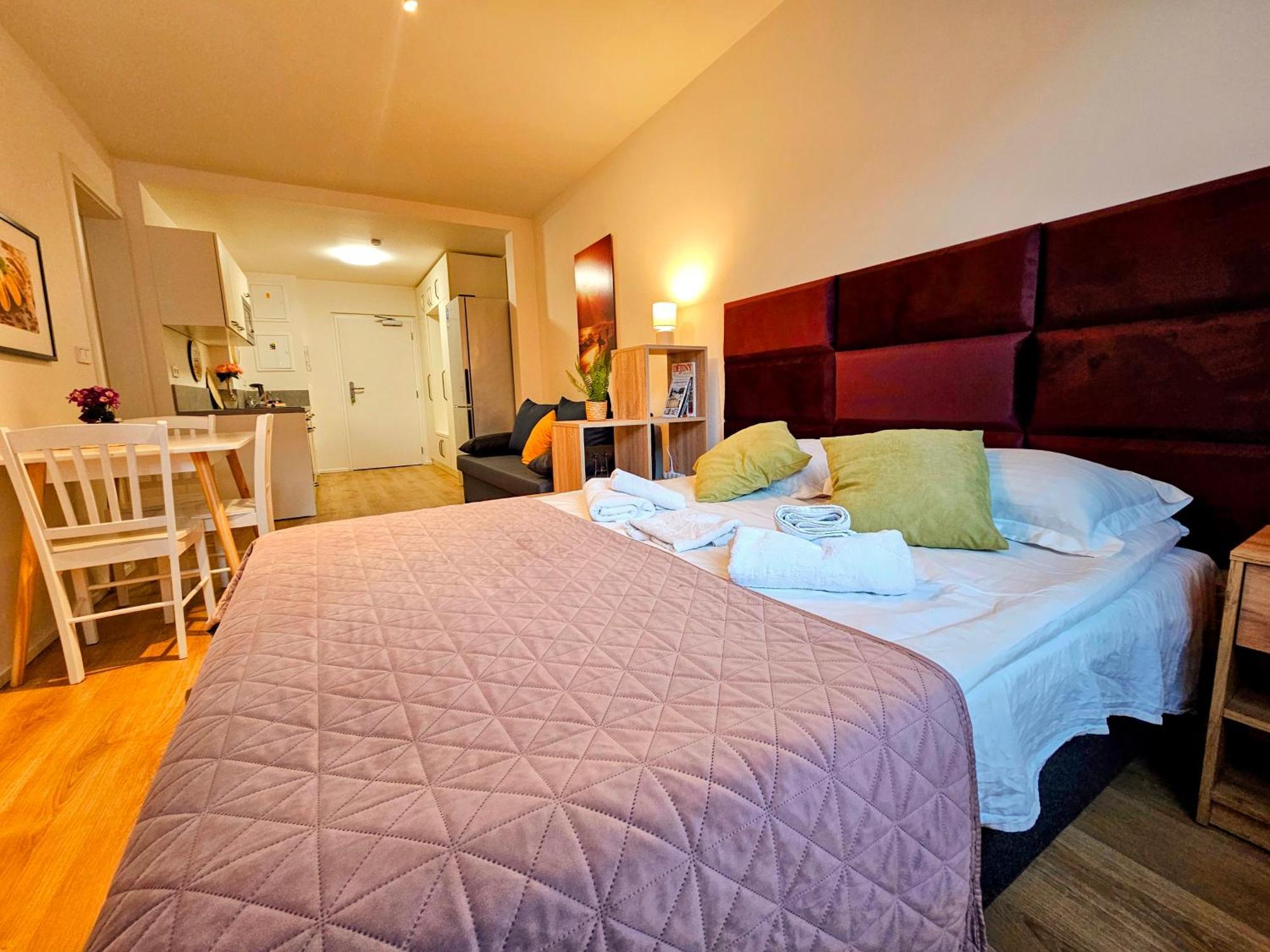 Live-inn Hotel-style 5 Apartments, 20 Mins To Centre, Gym, Reception, Free Parking, Lift, Roof Terrace & Game *