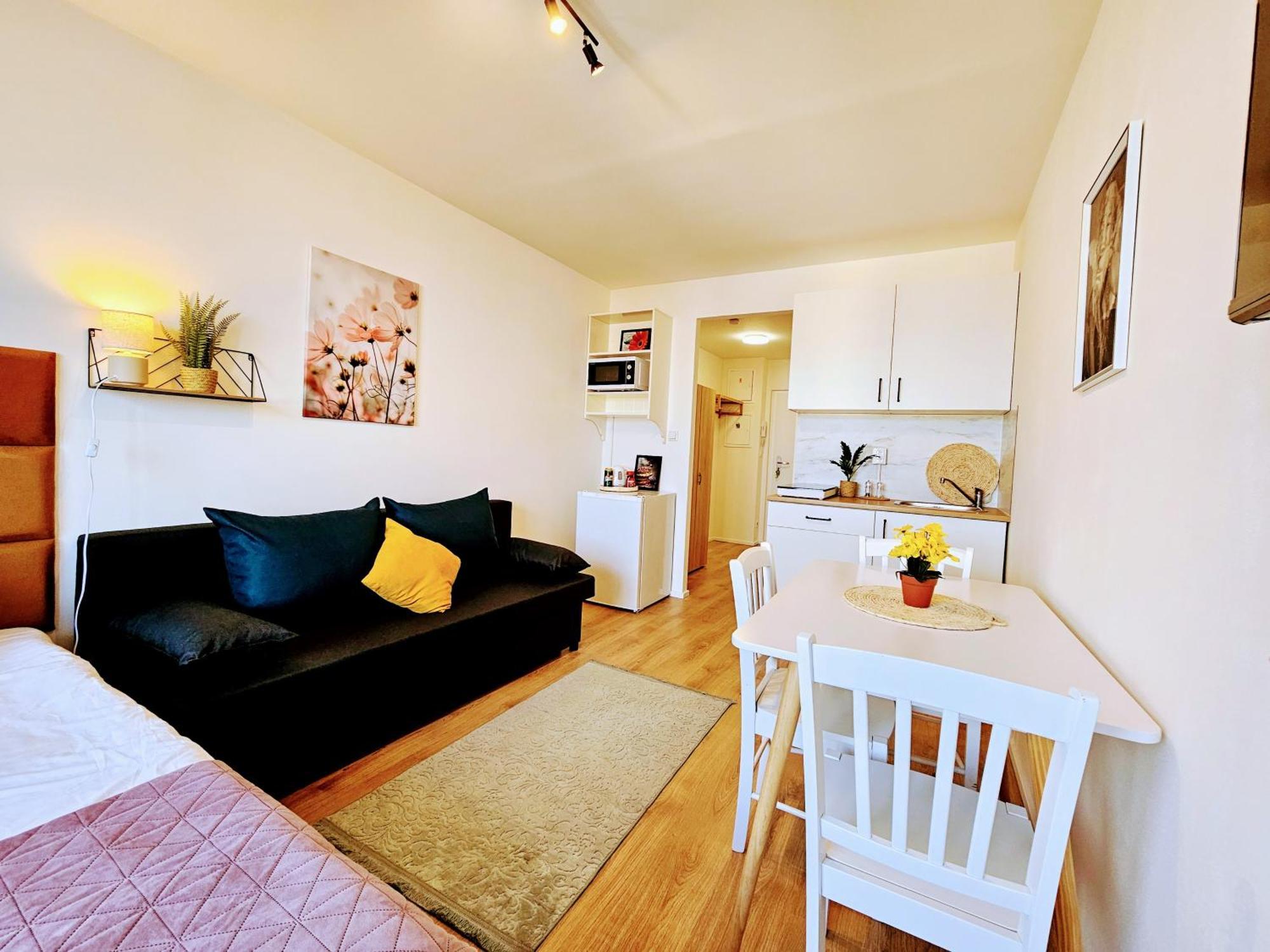 Live-inn Hotel-style 5 Apartments, 20 Mins To Centre, Gym, Reception, Free Parking, Lift, Roof Terrace & Game * Prague