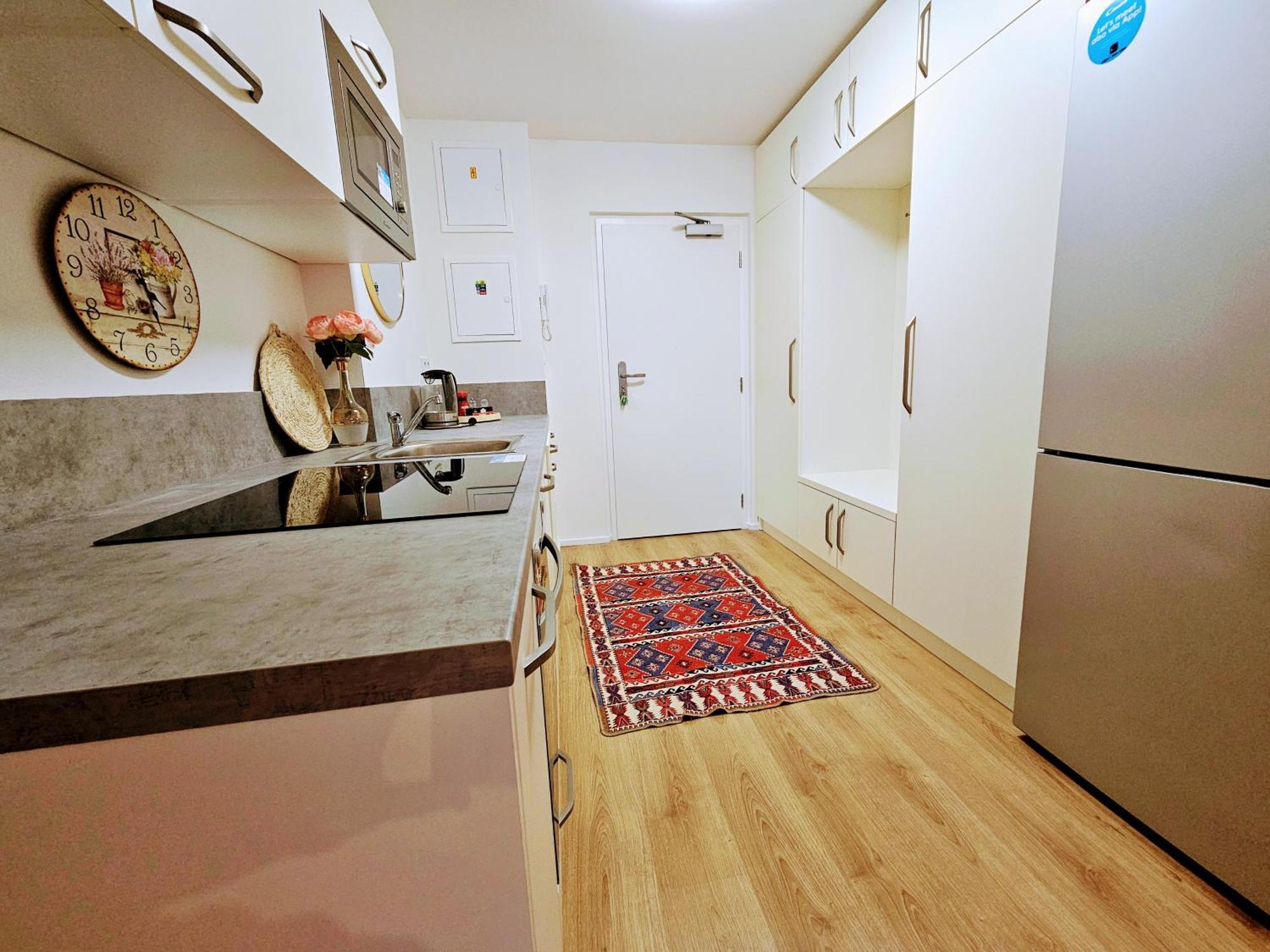 Live-inn Hotel-style 5 Apartments, 20 Mins To Centre, Gym, Reception, Free Parking, Lift, Roof Terrace & Game Appartement *