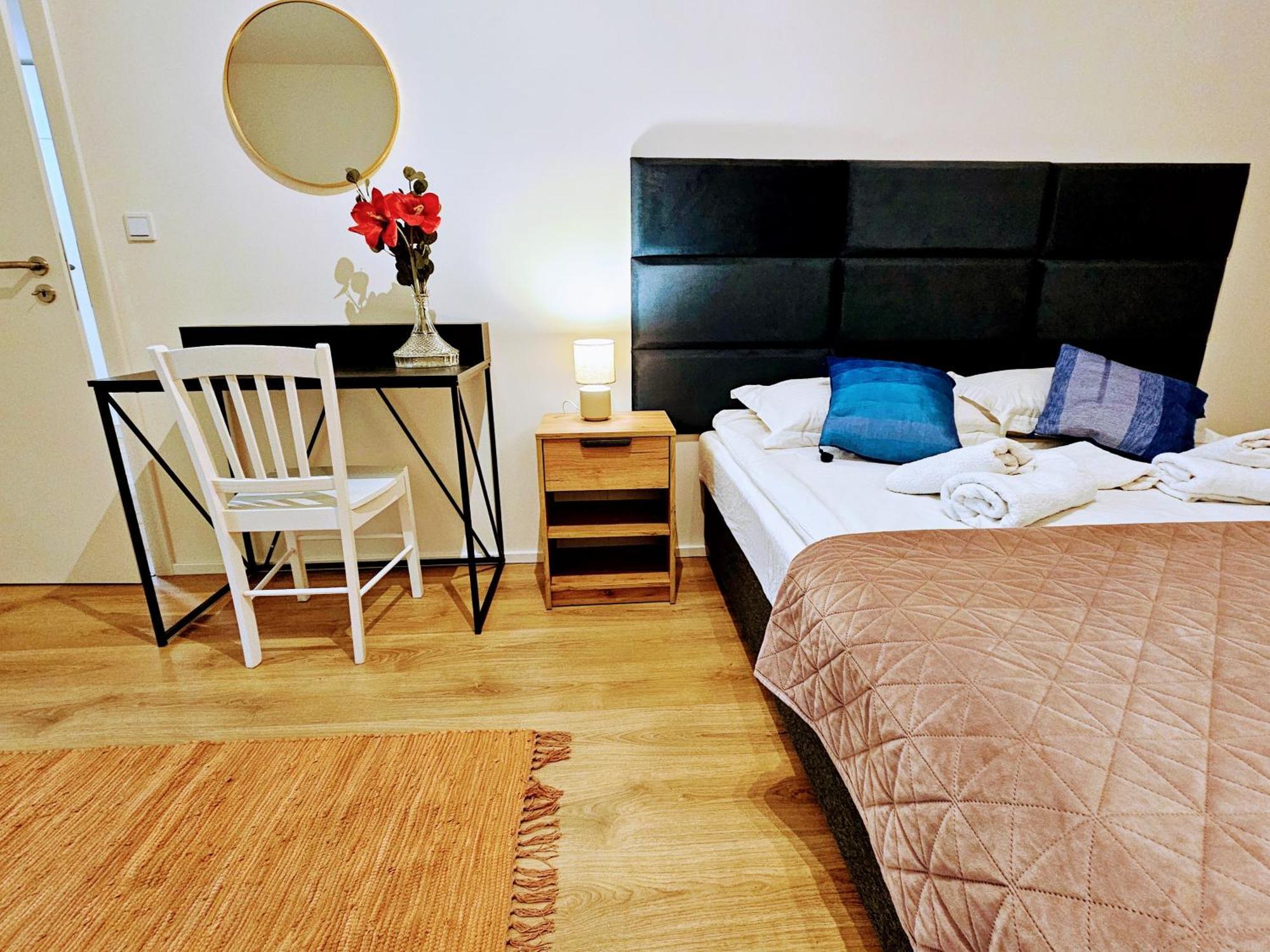 Live-inn Hotel-style 5 Apartments, 20 Mins To Centre, Gym, Reception, Free Parking, Lift, Roof Terrace & Game Prague