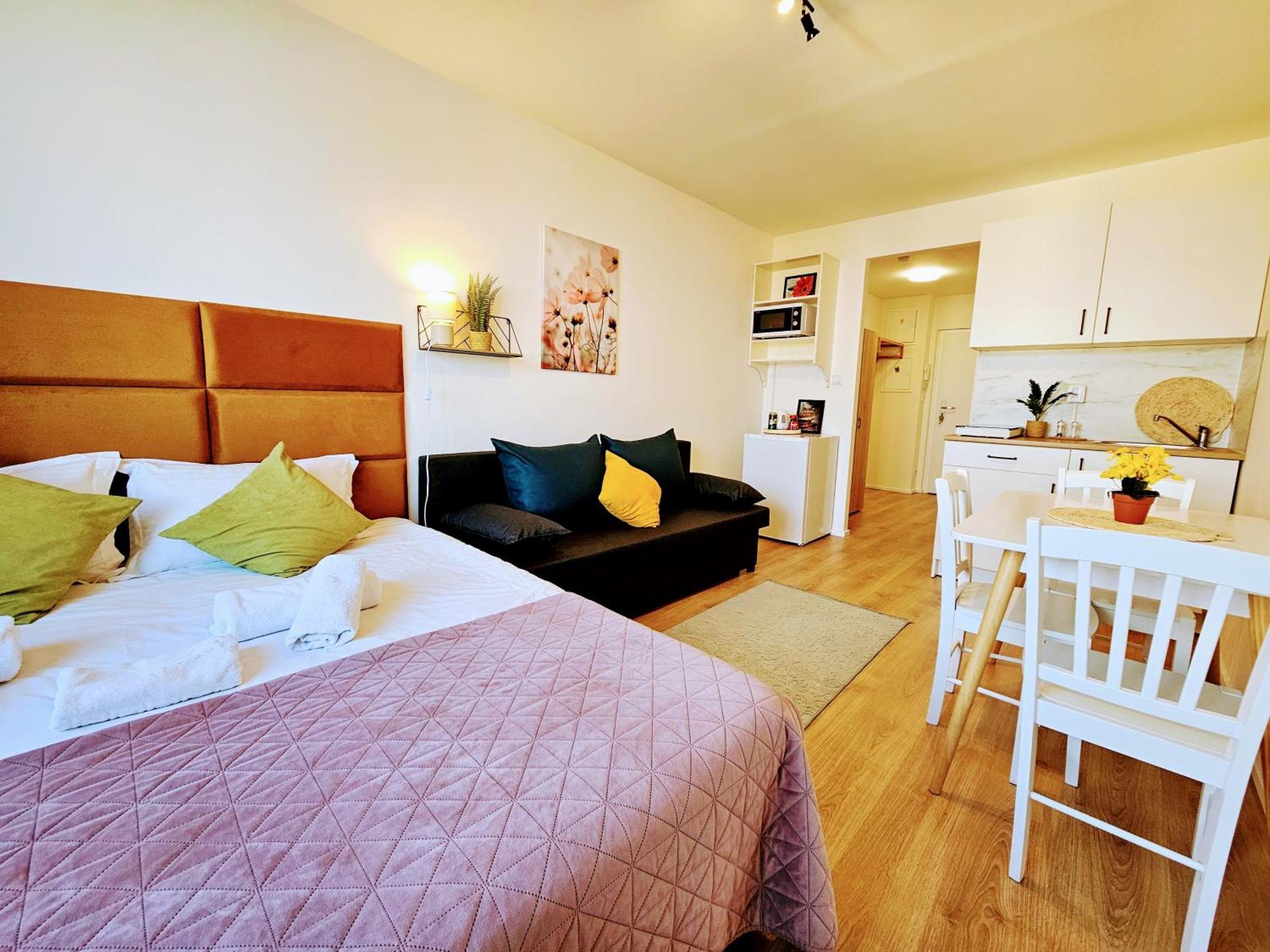 Live-inn Hotel-style 5 Apartments, 20 Mins To Centre, Gym, Reception, Free Parking, Lift, Roof Terrace & Game * Praha