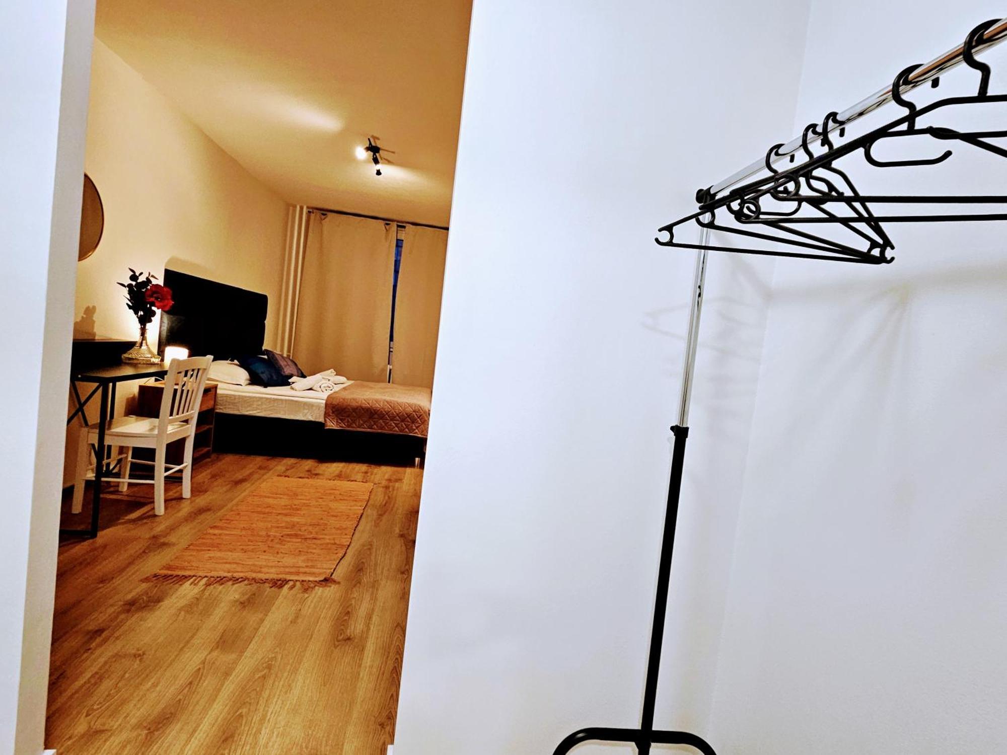 Live-inn Hotel-style 5 Apartments, 20 Mins To Centre, Gym, Reception, Free Parking, Lift, Roof Terrace & Game Apartmán Praha