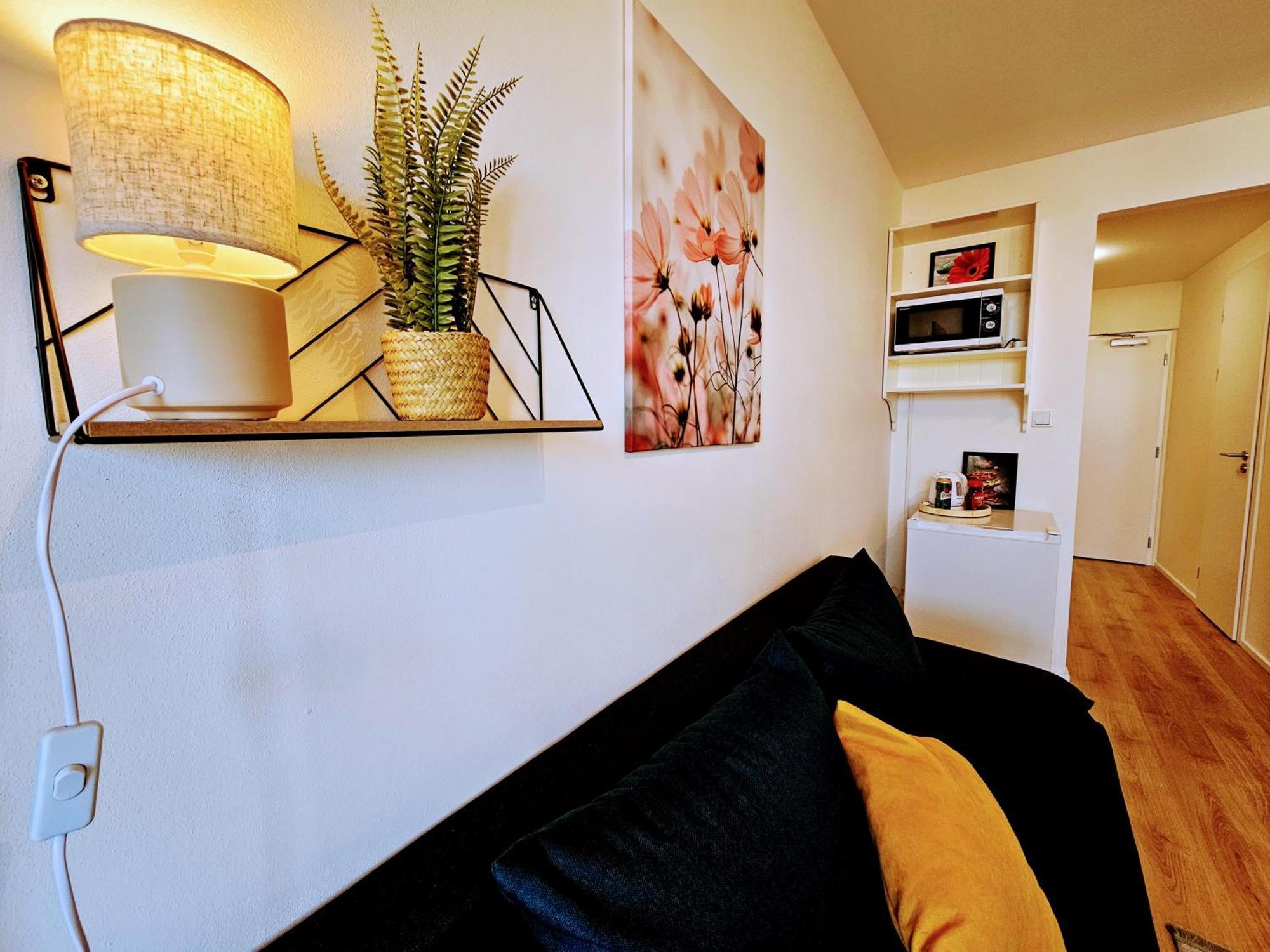 Live-inn Hotel-style 5 Apartments, 20 Mins To Centre, Gym, Reception, Free Parking, Lift, Roof Terrace & Game