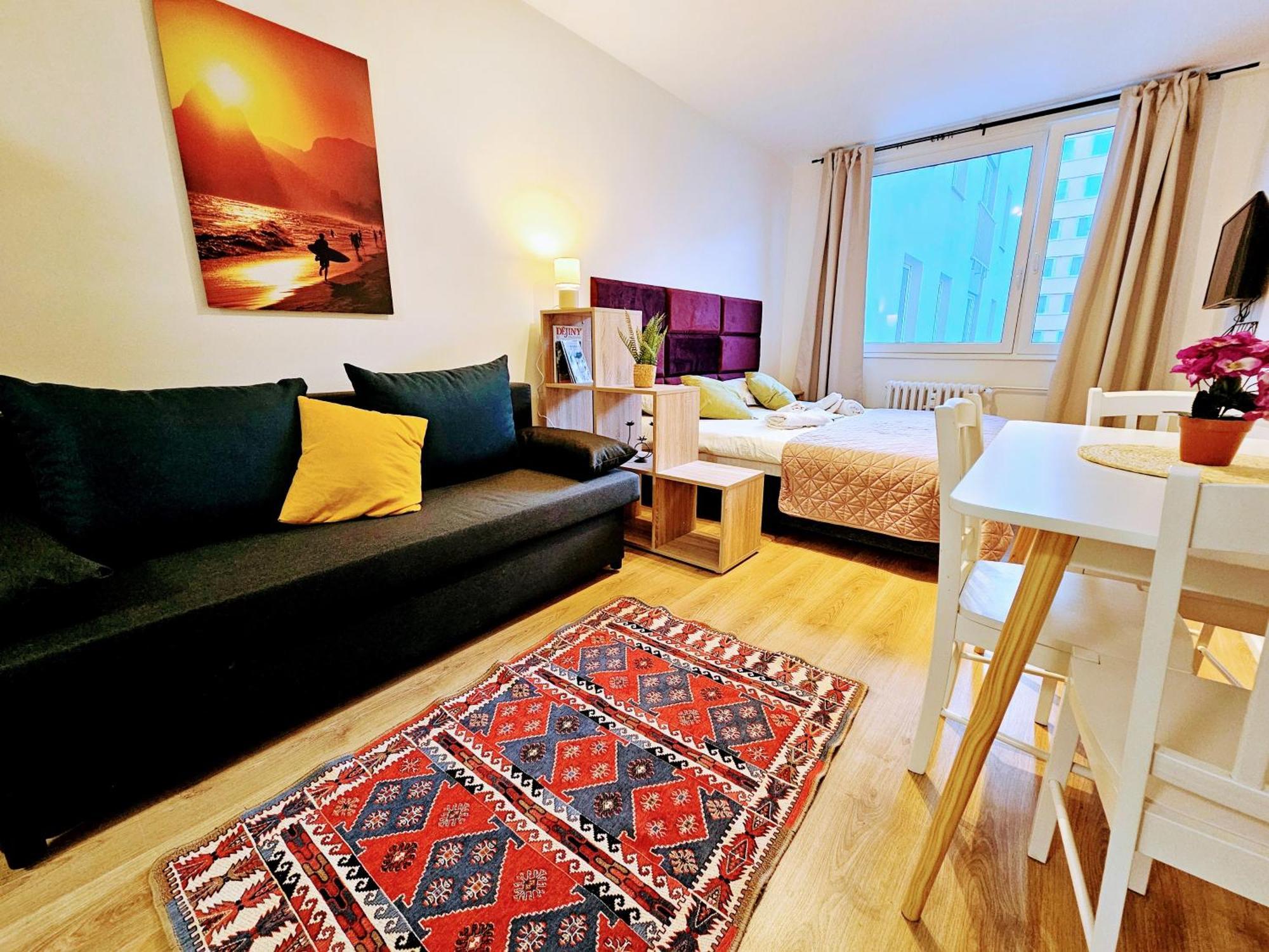 Live-inn Hotel-style 5 Apartments, 20 Mins To Centre, Gym, Reception, Free Parking, Lift, Roof Terrace & Game Apartmán *
