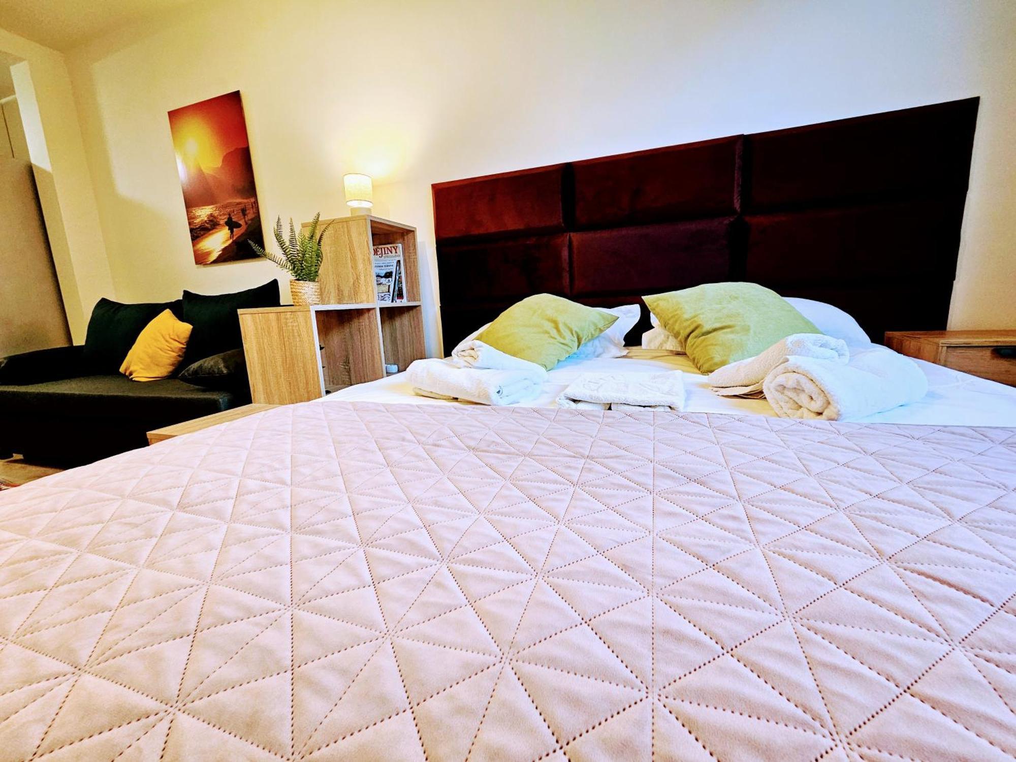 Live-inn Hotel-style 5 Apartments, 20 Mins To Centre, Gym, Reception, Free Parking, Lift, Roof Terrace & Game Praha