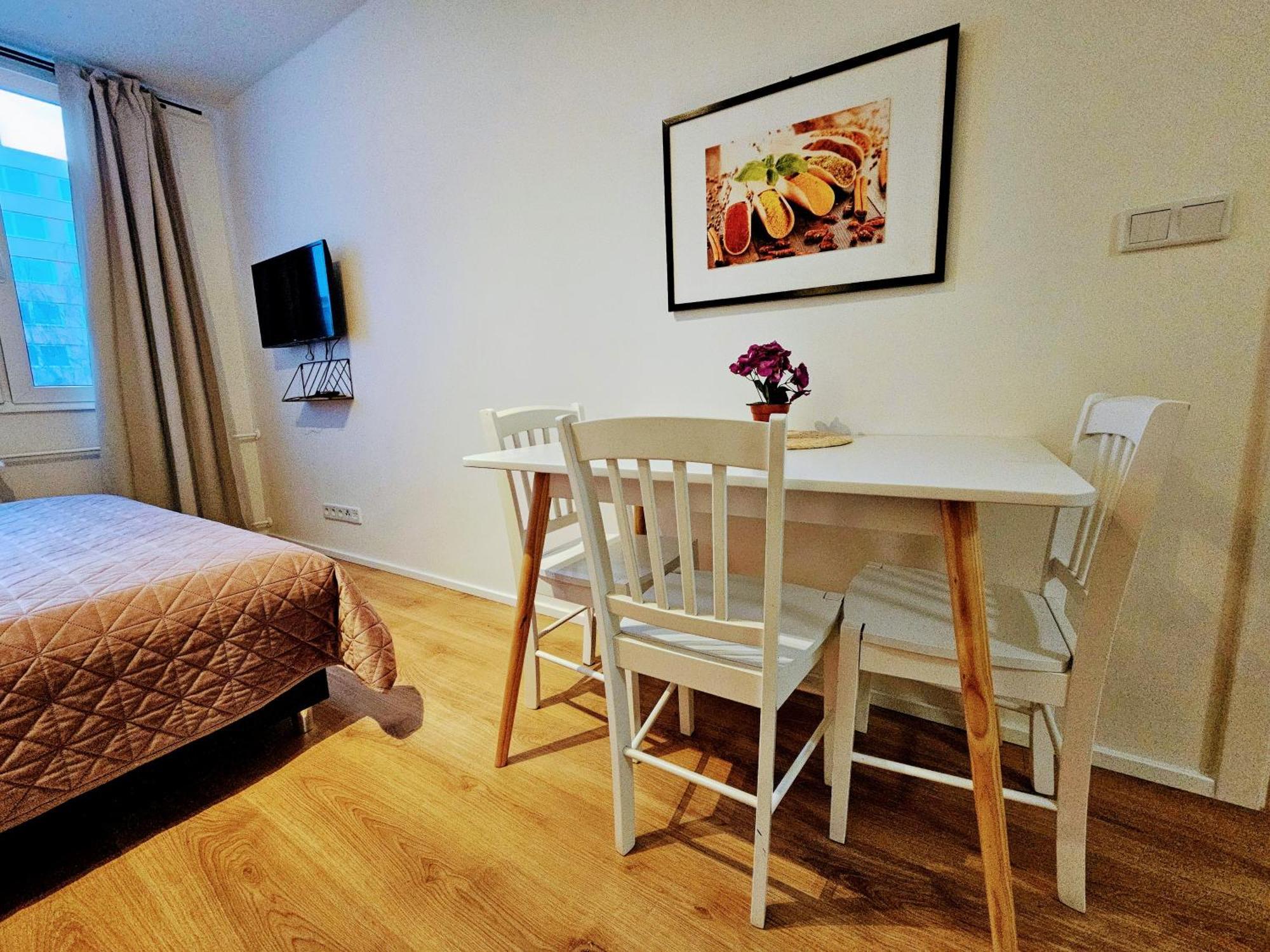 Live-inn Hotel-style 5 Apartments, 20 Mins To Centre, Gym, Reception, Free Parking, Lift, Roof Terrace & Game * Praha